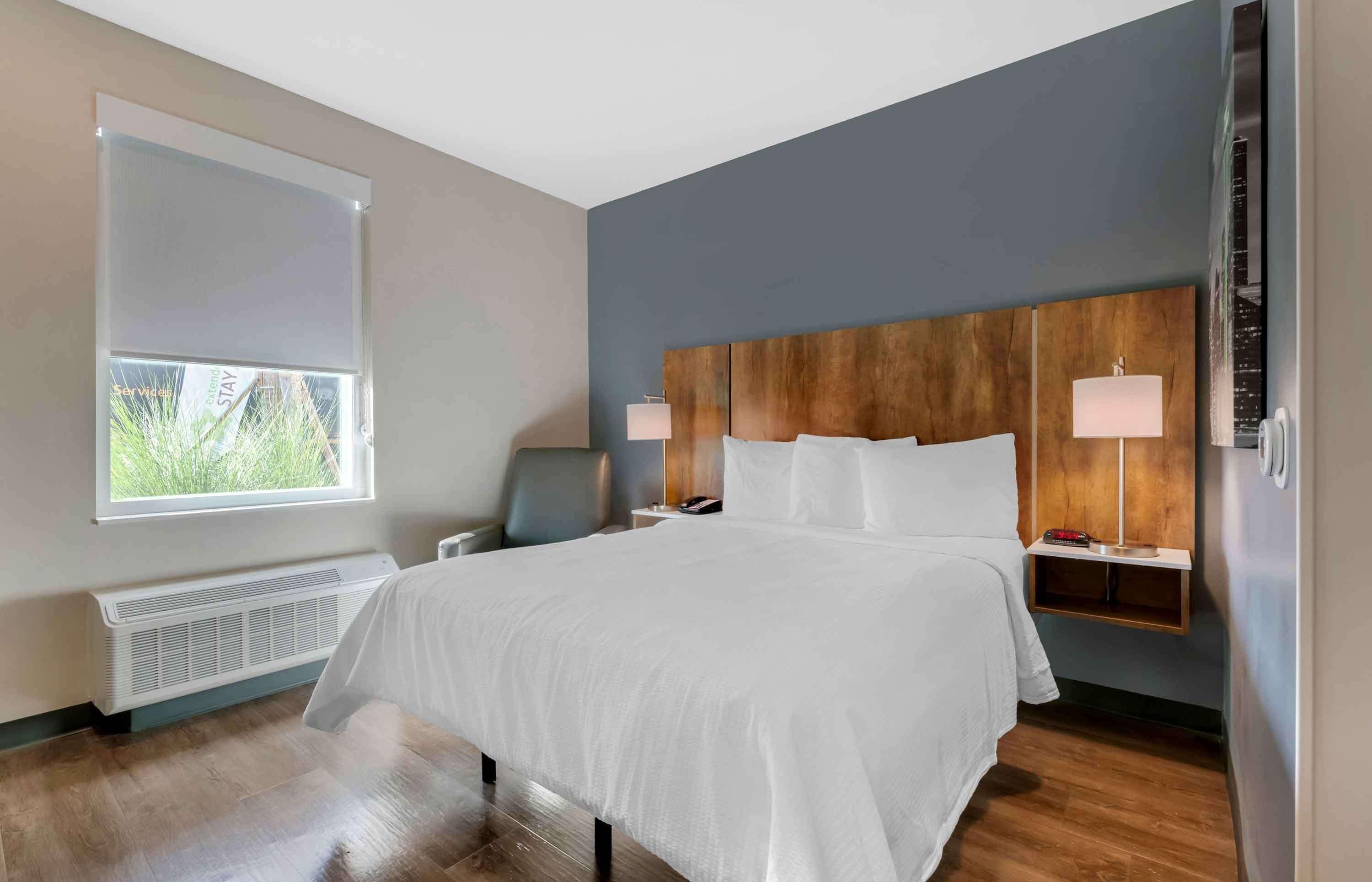 Studio – standard, ikke-røyk, kjøleskap og mikrobølgeovn | Sengetøy av topp kvalitet, skrivebord og skrivebord for bærbar PC