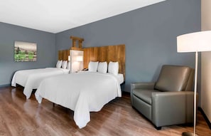 Premium Studio, Non Smoking, Refrigerator & Microwave | Peralatan tempat tidur premium, meja, ruang kerja komputer riba