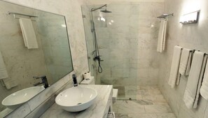 Combined shower/bathtub, towels