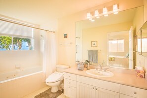 Kombination af bruser/badekar, hårtørrer, bidet, håndklæder