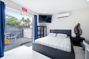 8 bedrooms, desk, iron/ironing board, free WiFi - Total Oasis @  Private Villa in Hollywood FL for a large groups 3 Miles to beach (Hollywood)