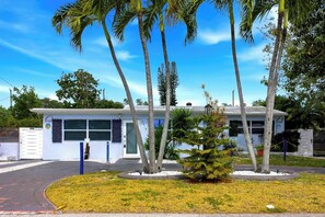 Exterior - Total Oasis @  Private Villa in Hollywood FL for a large groups 3 Miles to beach (Hollywood)