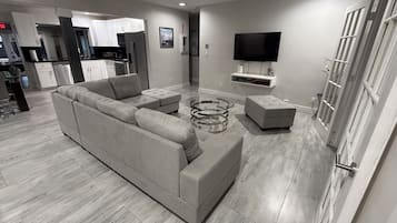 Una Smart TV, una mesa de tenis de mesa