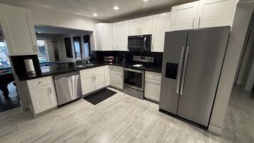 Frigorífico, microondas, horno y placa de cocina