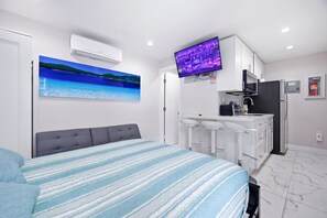 8 bedrooms, desk, iron/ironing board, free WiFi - Total Oasis @  Private Villa in Hollywood FL for a large groups 3 Miles to beach (Hollywood)
