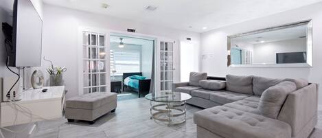 Smart TV, table tennis