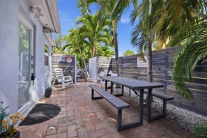 Outdoor dining - Total Oasis @  Private Villa in Hollywood FL for a large groups 3 Miles to beach (Hollywood)