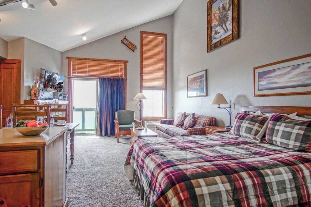 Rimfire 406: Slope Side, Large open studio full kitchen and high ceilings Western facing view