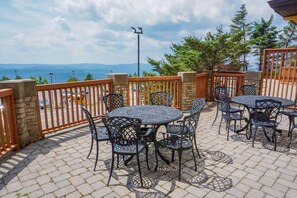 Outdoor dining - Rimfire 258 Studio - Access to Slope Cozy One Bed and Sofa Sleeper (Dunmore)
