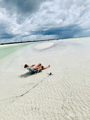 Chaises longues, serviettes de plage