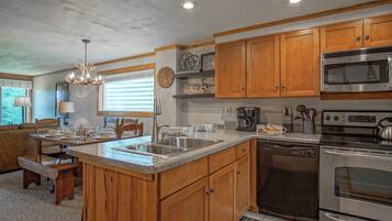 雪櫃、微波爐、焗爐、爐具