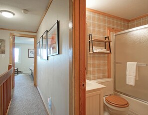 Shower, hair dryer, towels - Powderidge 40: Slope Side, Sleeps 9 Full Kitchen (Snowshoe)