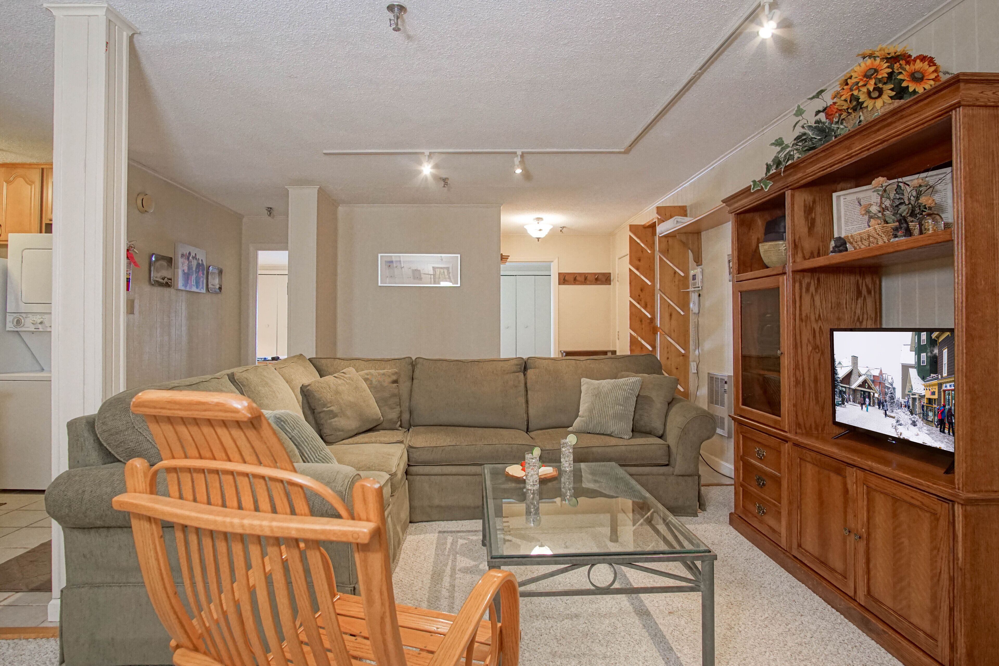 Leatherbark - 202A 2 BR Cono Spacious Living Room