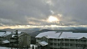 A residential area with multiple houses and a mountain range in the background. - Summit 304C, Snow White Summit 3 Br Walk to Slopes & Village (Snowshoe)