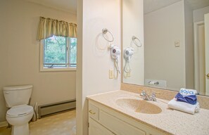 Chuveiro, secador de cabelo, toalhas de banho 