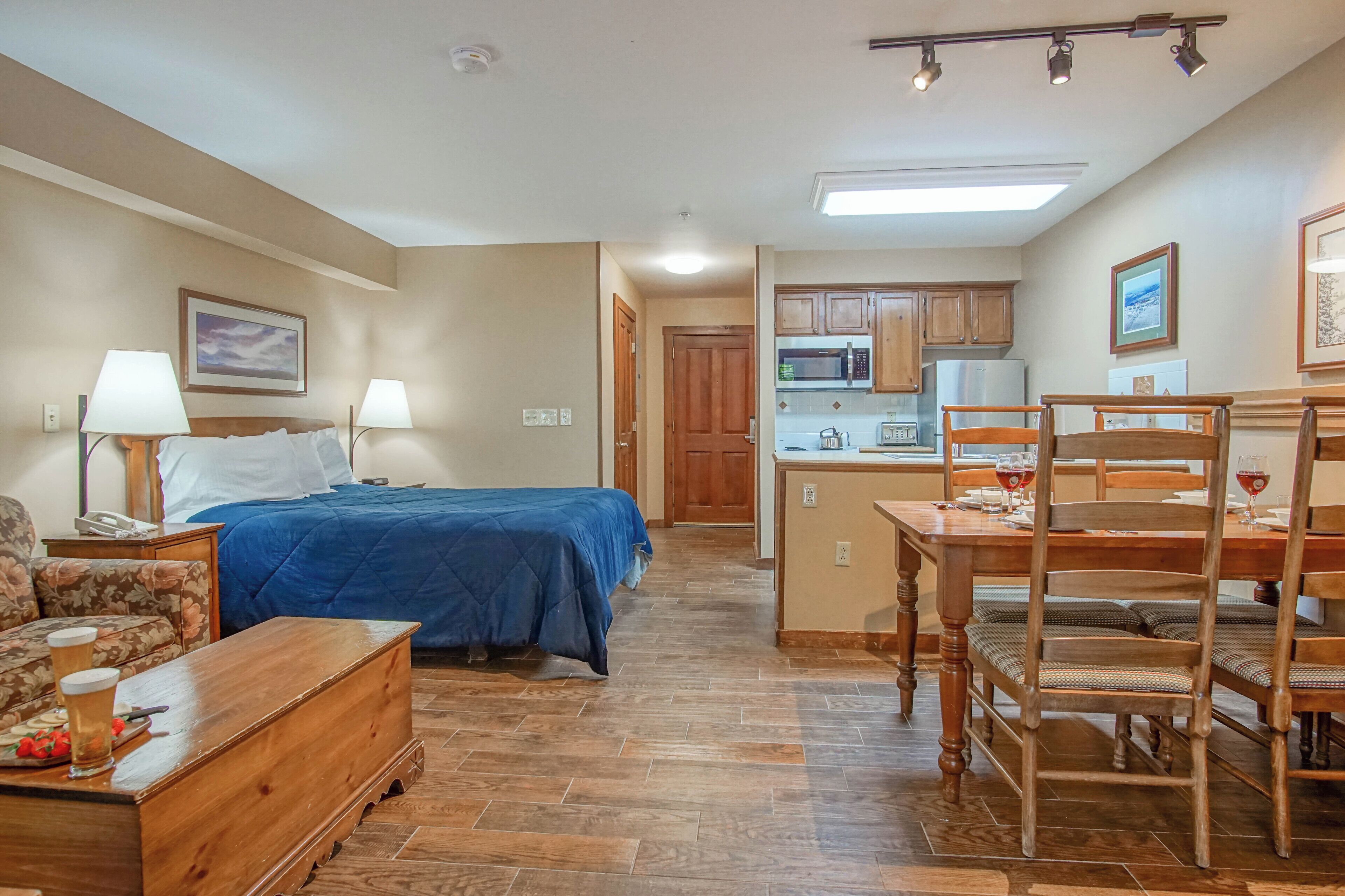 Rimfire 162 Cozy STUDIO in the heart of the Village!