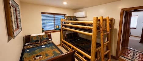 4 bedrooms, desk, iron/ironing board, free WiFi