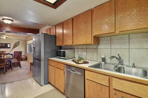 ثلاجة، ميكروويف، فرن، موقد طهي مسطح