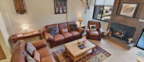 TV, caminetto, lettore DVD, impianto stereo