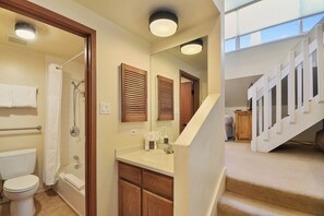Combined shower/bathtub, hair dryer, towels