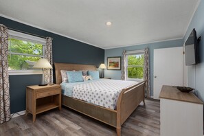 4 bedrooms, iron/ironing board, WiFi, bed sheets