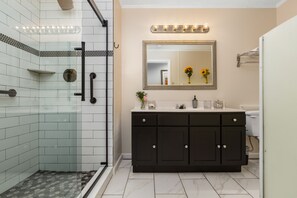Combined shower/bathtub, hair dryer, towels, soap - country home minutes from downtown Asheville (Asheville)