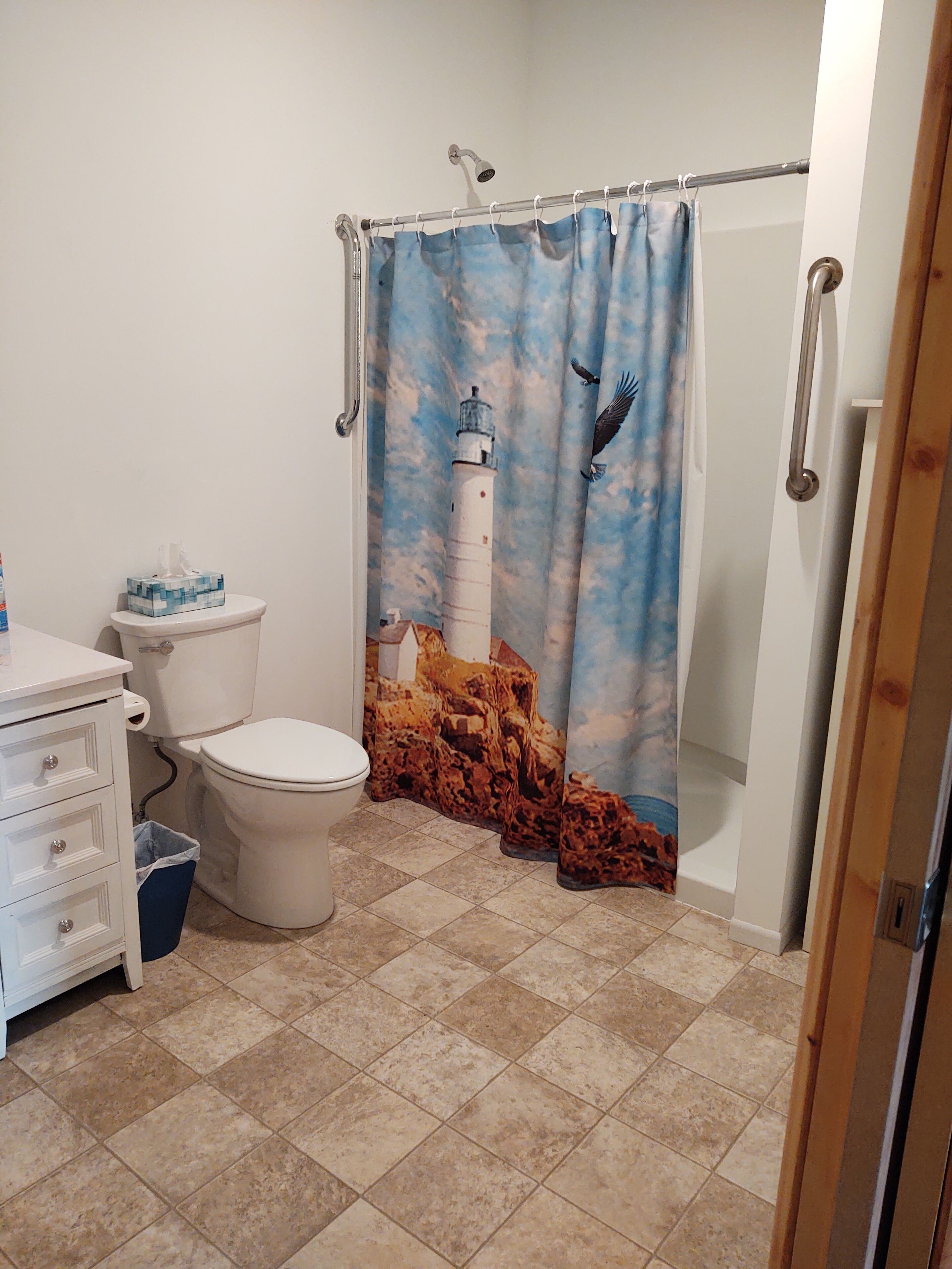 Handicap accessible quiet pet friendly your own private drive & entrance on lake