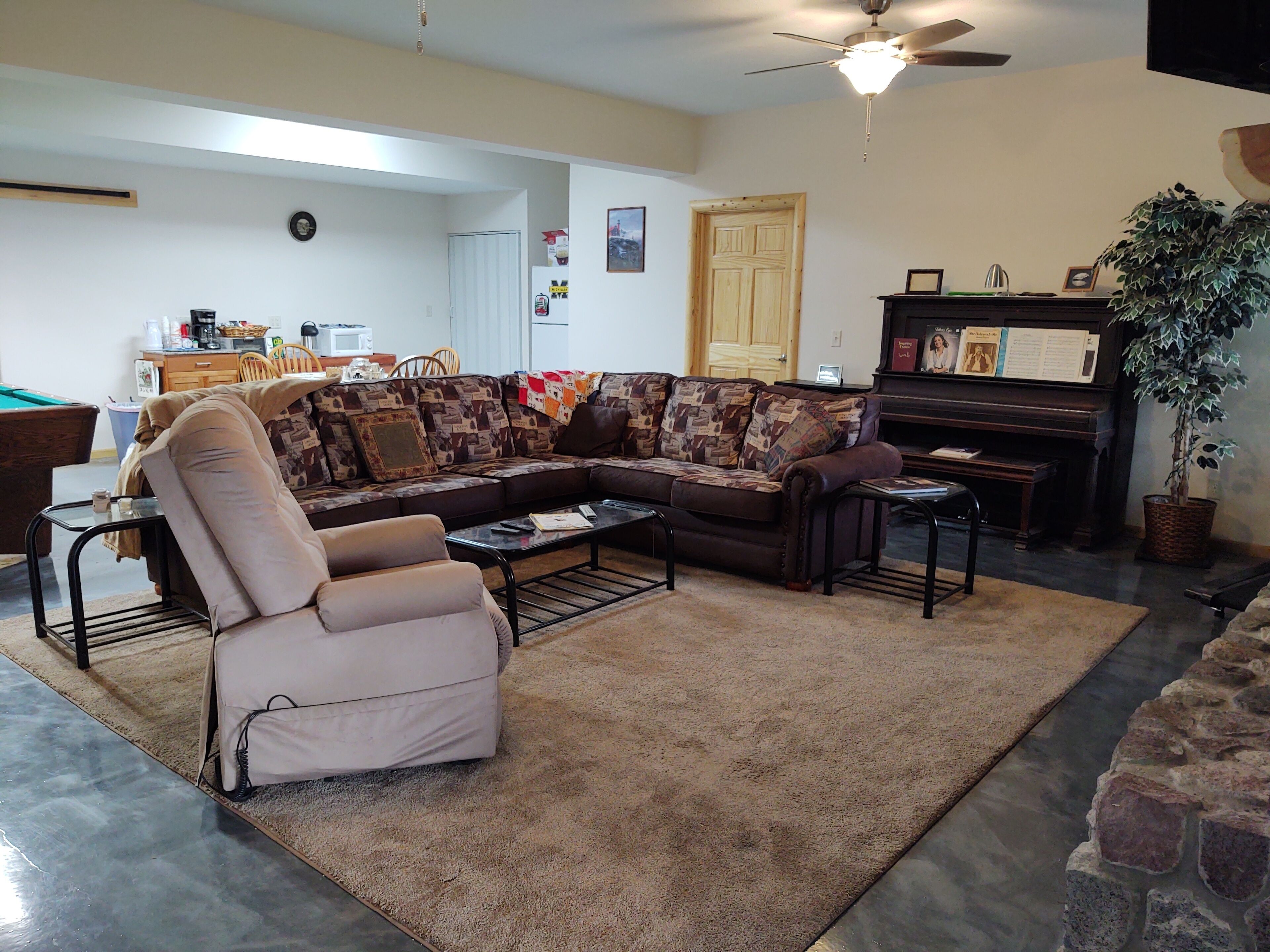 Handicap accessible quiet pet friendly your own private drive & entrance on lake