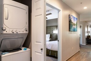 2 chambres, fer et planche à repasser, Wi-Fi, draps fournis