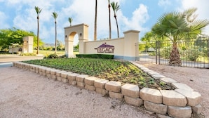 Property grounds - Phoenix | Golf Getaway | Pool & Fairway Views (Phoenix)