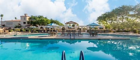 2 つの屋外プール、温水プール
