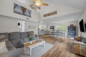 Älytelevisio, kirjoja, työhuone