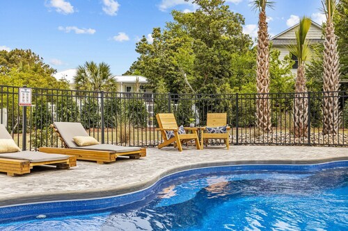 *Heated Pool Oasis* Oceanside * Standalone Beach House * Centrally Located*