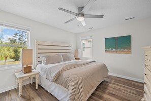 3 chambres, bureau, fer et planche à repasser, lit de bébé portatif