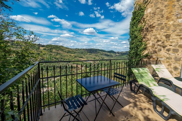 Wolke, Himmel, Eigentum, Pflanze, Natur, Gebäude, Azurblau, Natürliche Landschaft, Zaun, Schatten