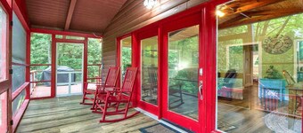 Keaton Creekside Cottage -Cozy Charm, Pet Friendly