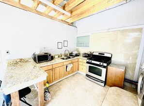 Private kitchen - PROMO 15% MONTHLY DISCOUNT
Spacious 1br/1bath guest suite; full kitchen, parking (Garden Grove)