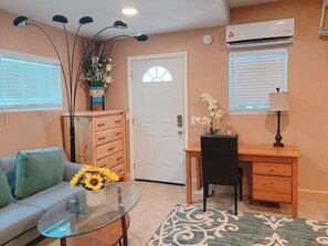 Interior - PROMO 15% MONTHLY DISCOUNT
Spacious 1br/1bath guest suite; full kitchen, parking (Garden Grove)
