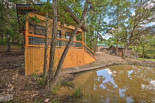 Romantic Broken Bow Cabin w/ Jacuzzi & Fire Pit!
