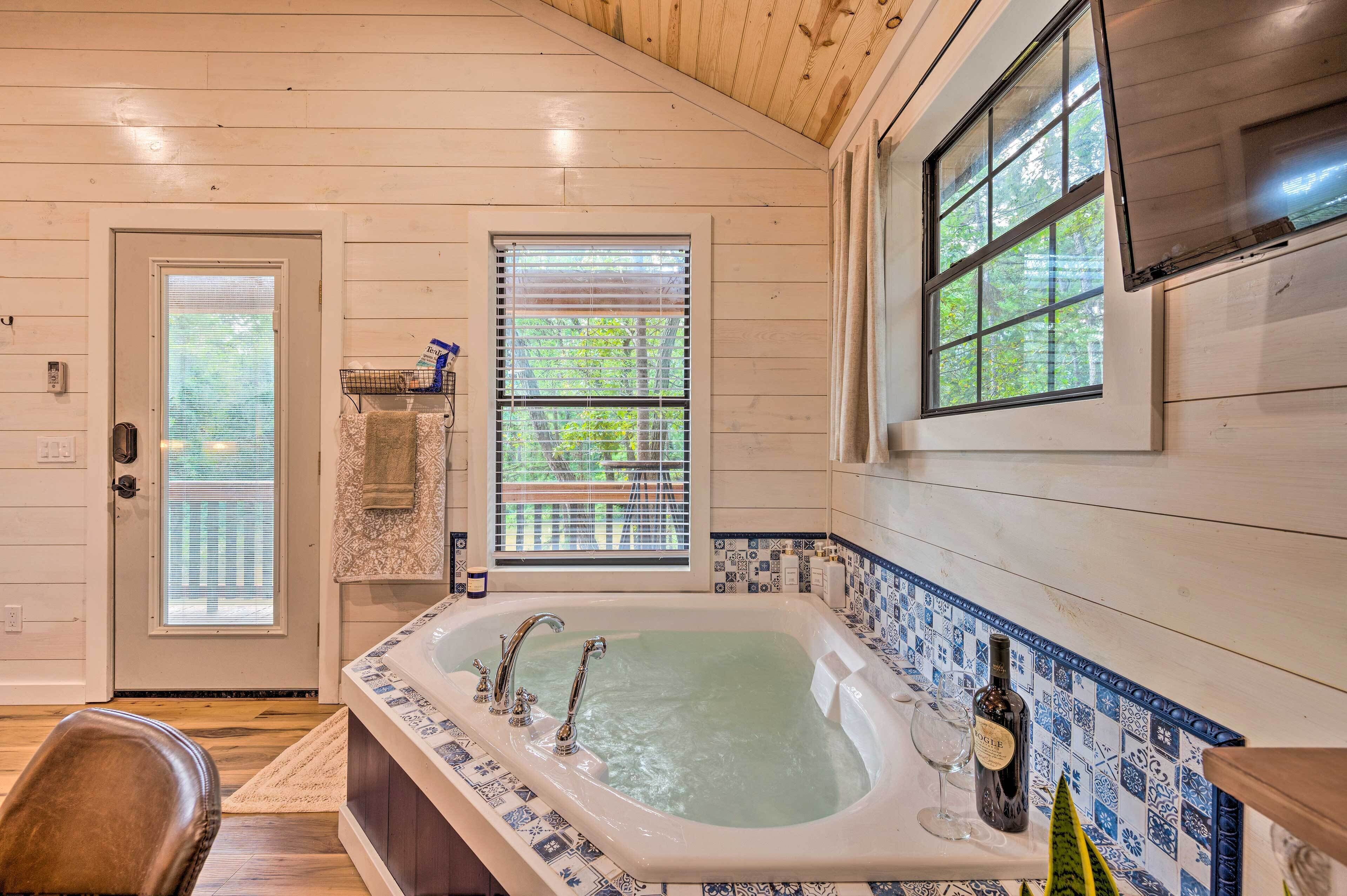 Charming Broken Bow Cabin w/ Jacuzzi & Fire Pit!