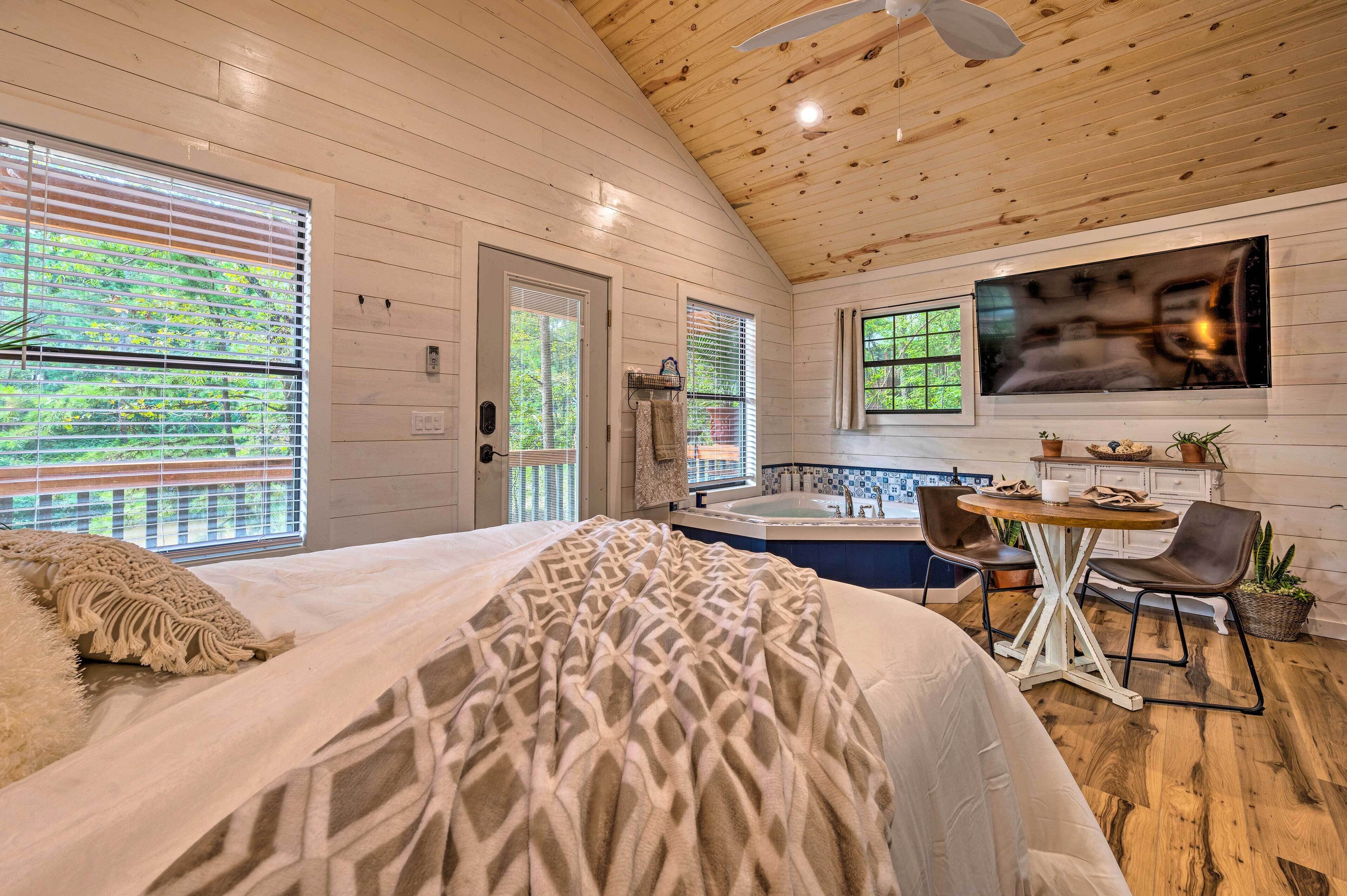 Charming Broken Bow Cabin w/ Jacuzzi & Fire Pit!