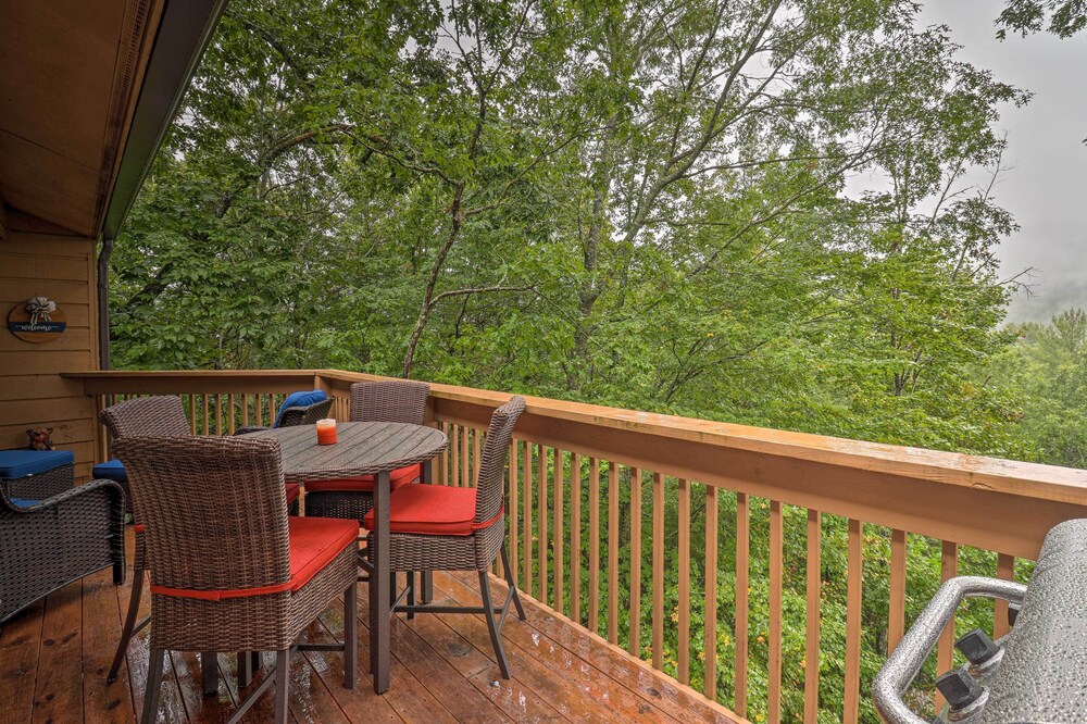 Modern Alpine Getaway w/ Decks & Walk to Lake!