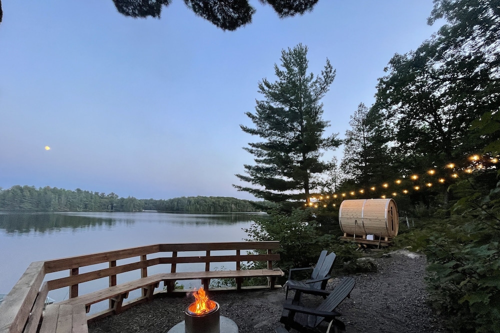 The Hatch - your family lakehouse retreat in Muskoka w/ Sauna & Hot Tub