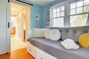 3 bedrooms, laptop workspace, iron/ironing board, Internet - Walk to Monument Beach: Cape Cod Cottage w/ Grill (Bourne)