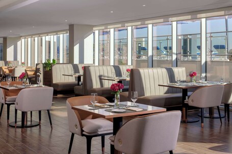 Avani + Palm View Dubai Hotel Suites - Image 67
