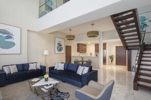 Duplex Superior - 1 sovrum | Värdeförvaringsskåp på rummet, skrivbord och arbetsyta för laptop