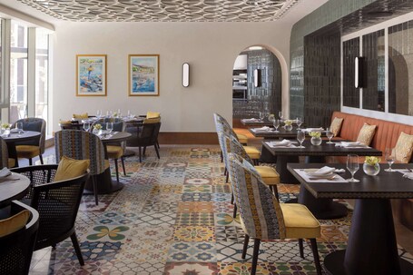 Avani + Palm View Dubai Hotel Suites - Image 75