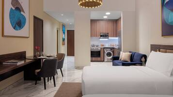 Safe på rommet, skrivebord og skrivebord for bærbar PC