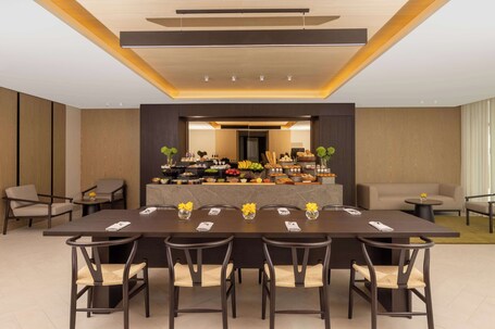 Avani + Palm View Dubai Hotel Suites - Image 70