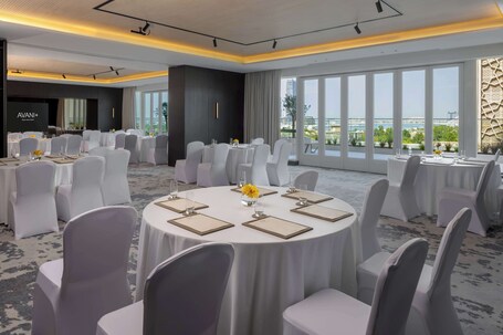 Avani + Palm View Dubai Hotel Suites - Image 41